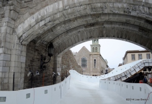 Une partie du site pour la piste du Red Bull Crashed Ice 2014 sous la porte Kent dans le Vieux-Québec